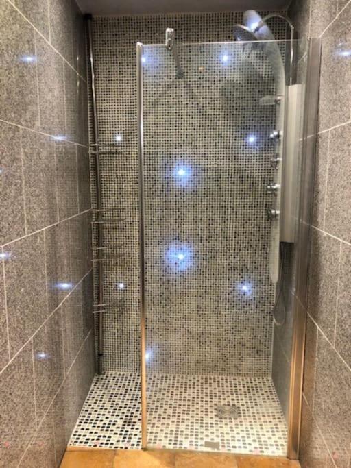 Cosy Studio Design With Modern Bathroom Vaureal ภายนอก รูปภาพ
