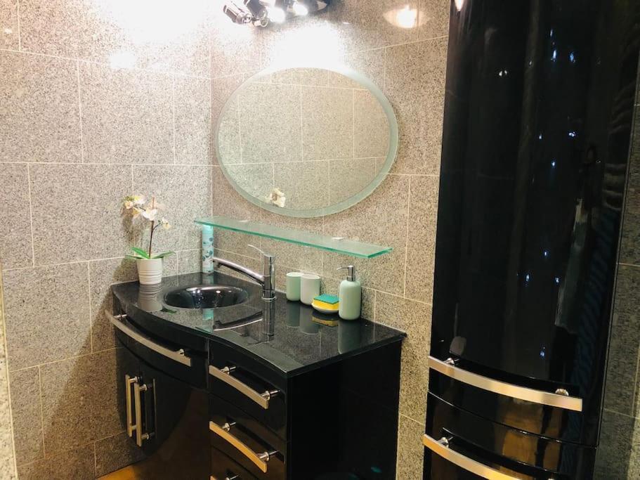 Cosy Studio Design With Modern Bathroom Vaureal ภายนอก รูปภาพ